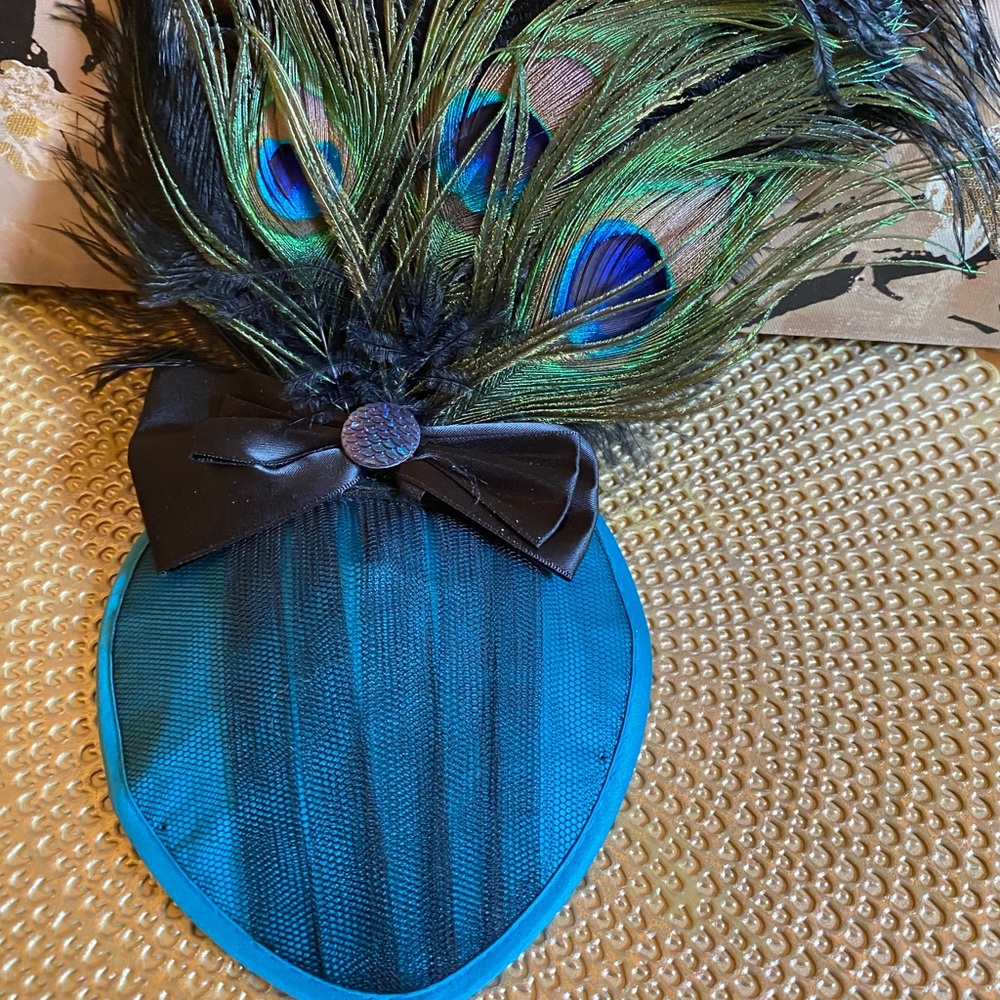 Fascinator Hat w/ beautiful Peacock Feathers